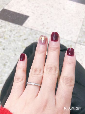 一个人在家无聊，在家搜索一下最近的美甲，进去等位的超