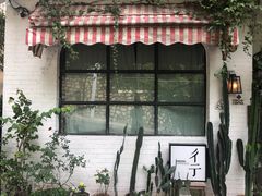 -彳亍咖啡·这里(水湾路店)