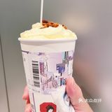 基围虾煮熟后，服务员会很熟练地剥开去皮