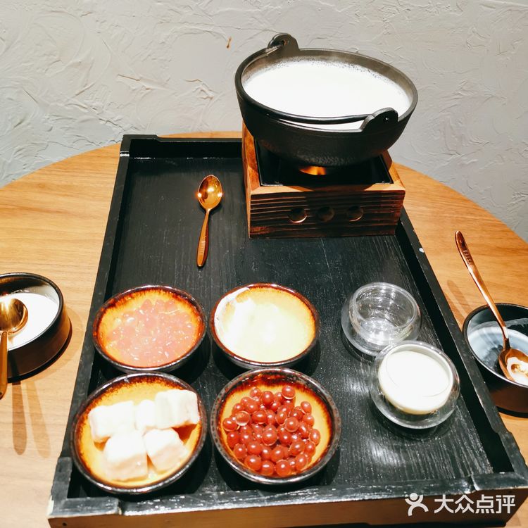    奶茶店也“玩火”[疑问]奶茶plus火锅，双倍的快落