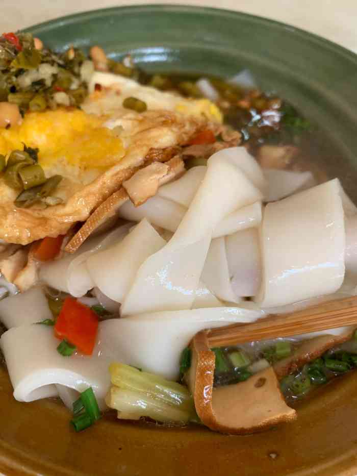 今儿长沙终于天气好了又能骑着小电动出门寻觅好吃的粉店