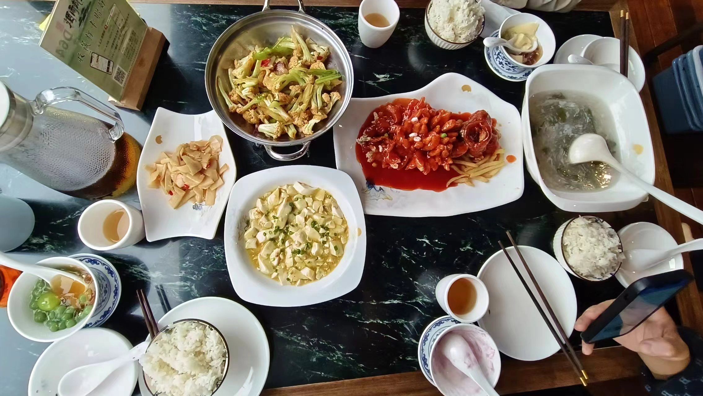 首先,这家餐馆的菜品真的是一绝!每一道菜