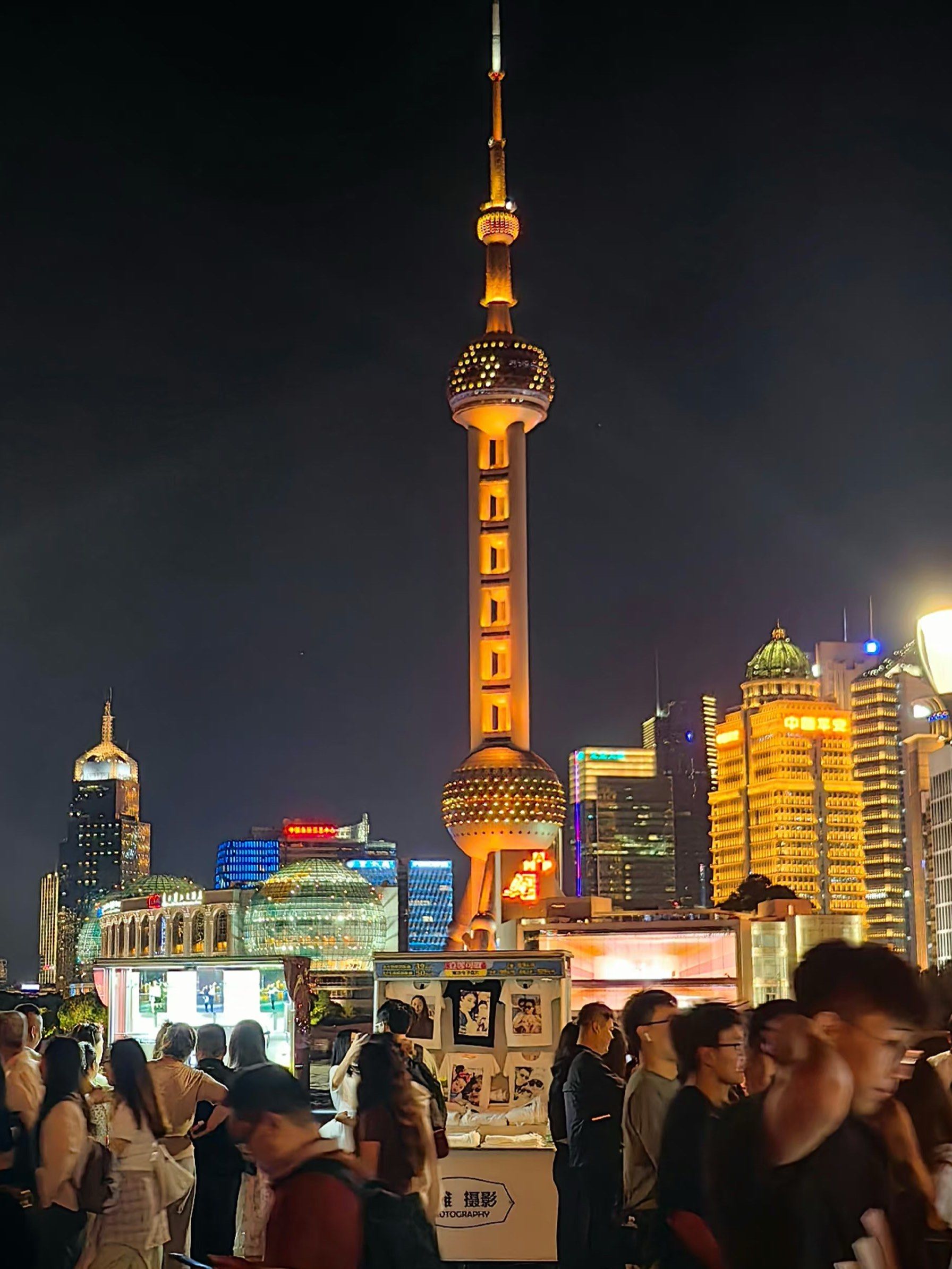 人潮涌动,一个璀璨的上海外滩!处处是风景,漾溢的是无限的生机