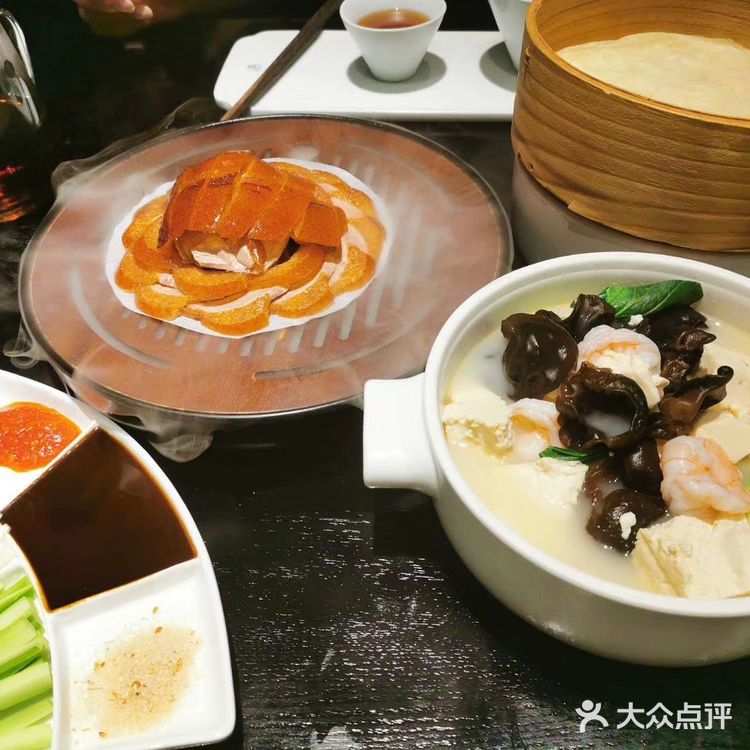 这里面是有各式各样的甜点，吃起来不是很腻