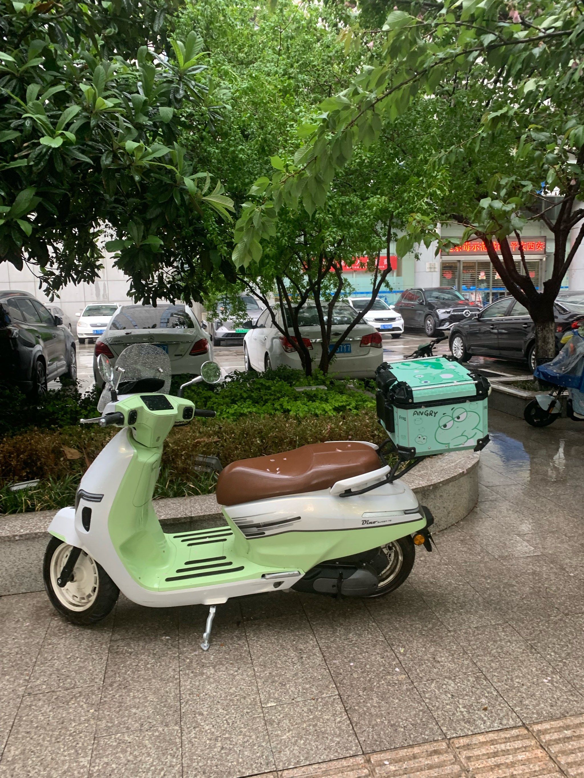 0元玩转这座城颜值很高的踏板摩托车,色彩缤纷.