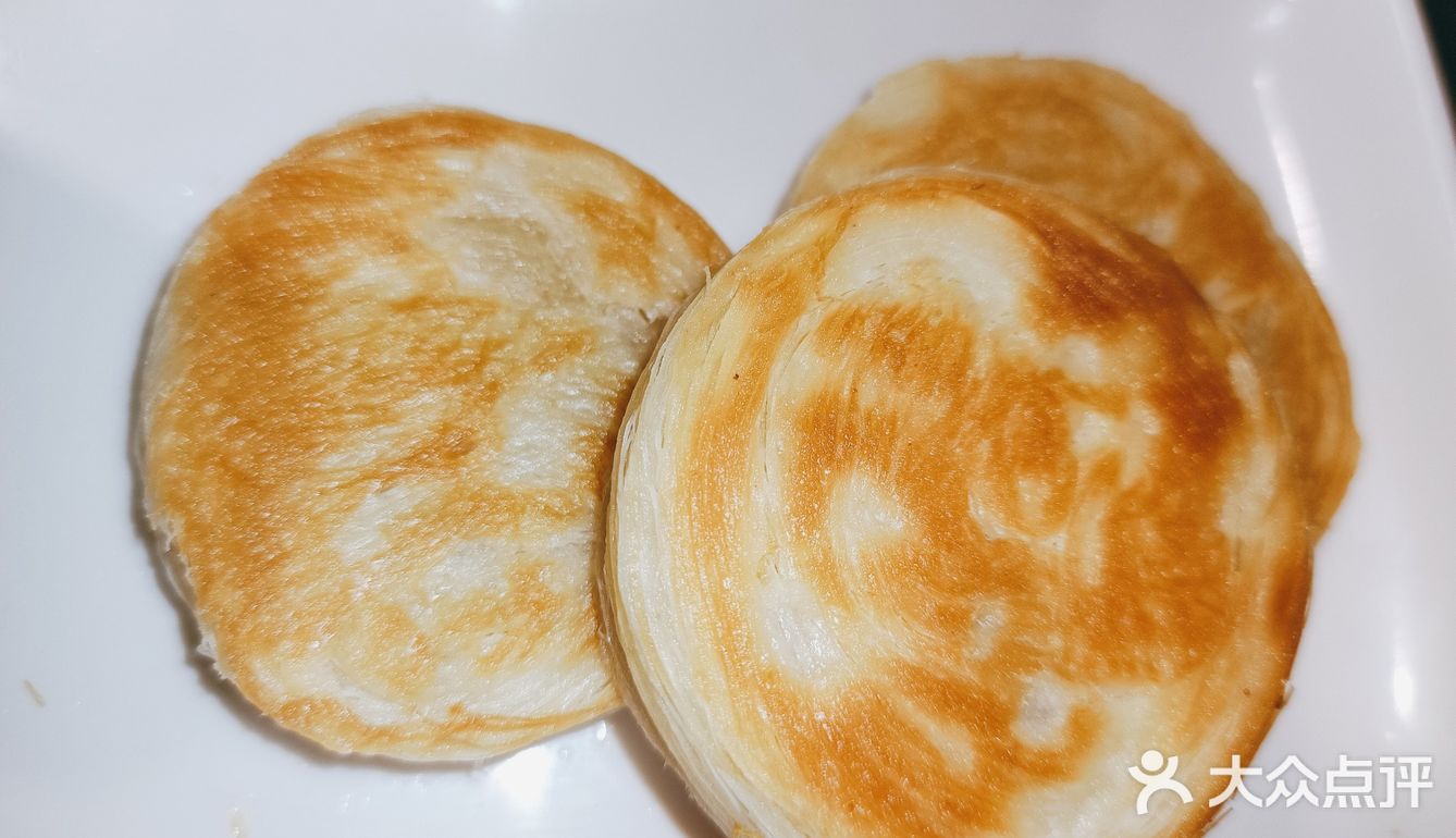 这是一个饼，里面是豆沙馅的，许多人都非常喜欢吃