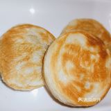 这是一个饼，里面是豆沙馅的，许多人都非常喜欢吃