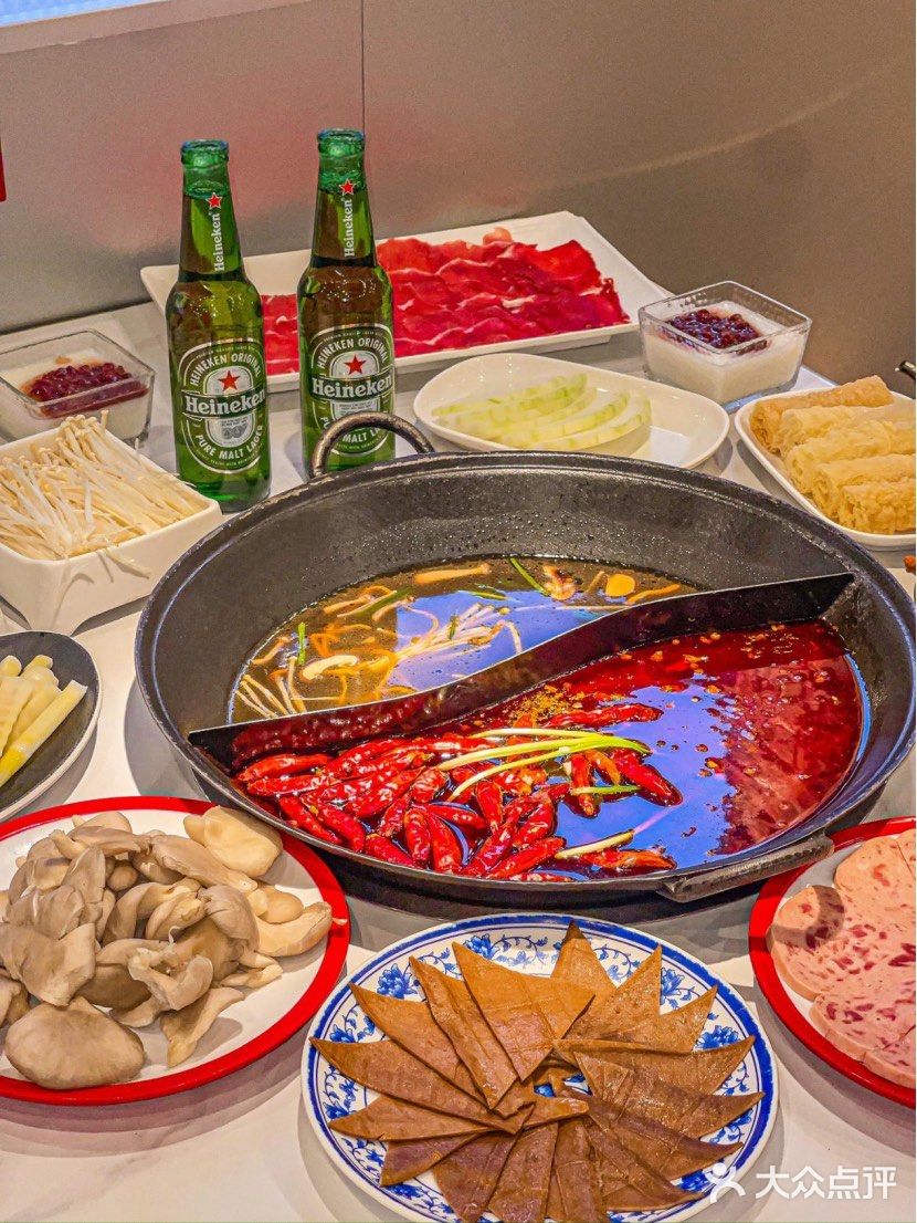 两个人吃撑了也就一百出头 这不跟朋友边吃火锅边聊天