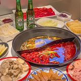 两个人吃撑了也就一百出头 这不跟朋友边吃火锅边聊天