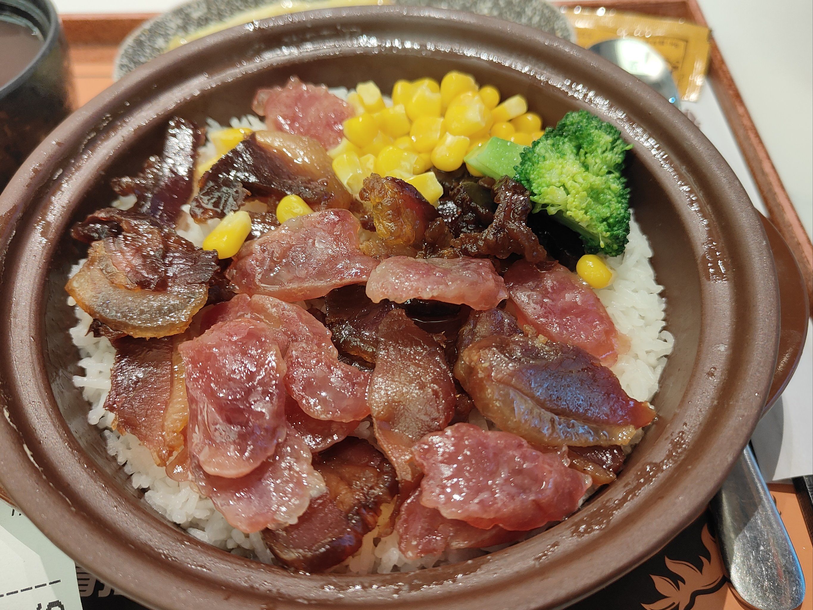 煲仔饭的米饭粒粒分明,饭底有一点点焦香