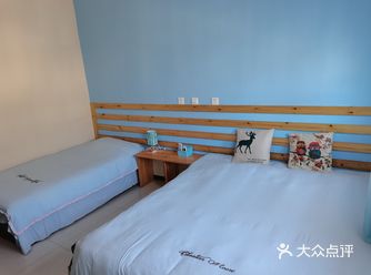非常喜欢他家的院子，午后坐在长凳上沐浴秋日的阳光