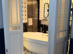 浴缸旁边的推拉门很可爱-深圳威尼斯英迪格酒店