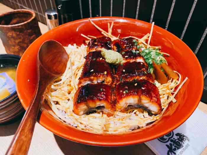 环境还好个人最喜欢的就是黑瓜子刺身黑瓜子刺身很好吃很新鲜北极贝也