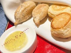 餐前面包配黄油-弦月窗LUNETTE BY AMANDA(复兴路店)