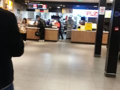-麦当劳(上海虹桥站30B检票口楼上)