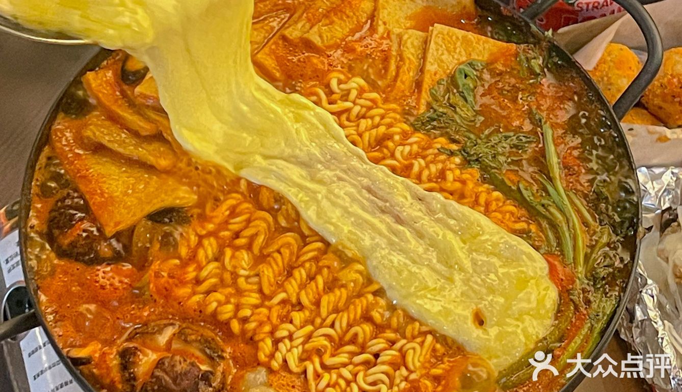 郑州人民路上这个黏不唧唧的奶酪炸鸡吼吼吃哇～ 