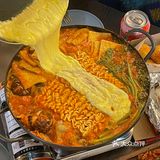 郑州人民路上这个黏不唧唧的奶酪炸鸡吼吼吃哇～ 