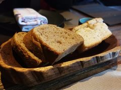 餐前面包-Carbon莫卡哆·意大利复古集市餐厅(杭州大厦店)