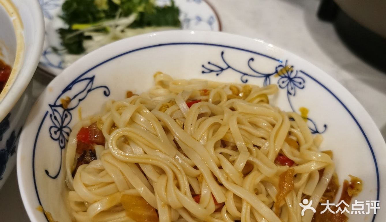 放洋葱，胡萝卜，香菇丁，再放入老抽放少许盐