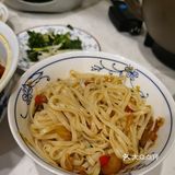 放洋葱，胡萝卜，香菇丁，再放入老抽放少许盐