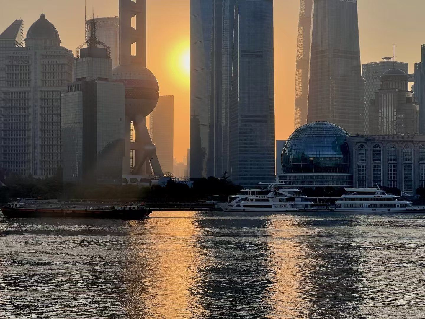 上海滩的日出,如诗如画,霞光洒满大地,照亮了这座繁华都市的宁静与