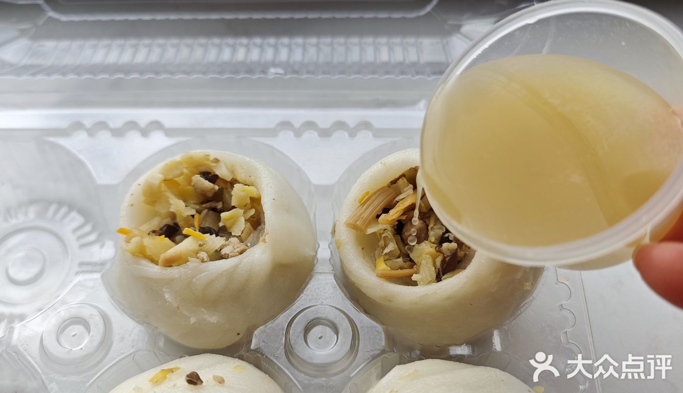 苏州的夏天,是从一口炒肉团子开始的。炒肉团子是冷吃的