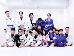 -菠萝格斗巴西柔术训练馆