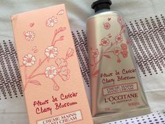 欧舒丹樱花护手霜-COSMETICS & PERFUMES BY SHILLA(樟宜机场店)