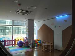 -抱抱熊托育中心(大悦城店)