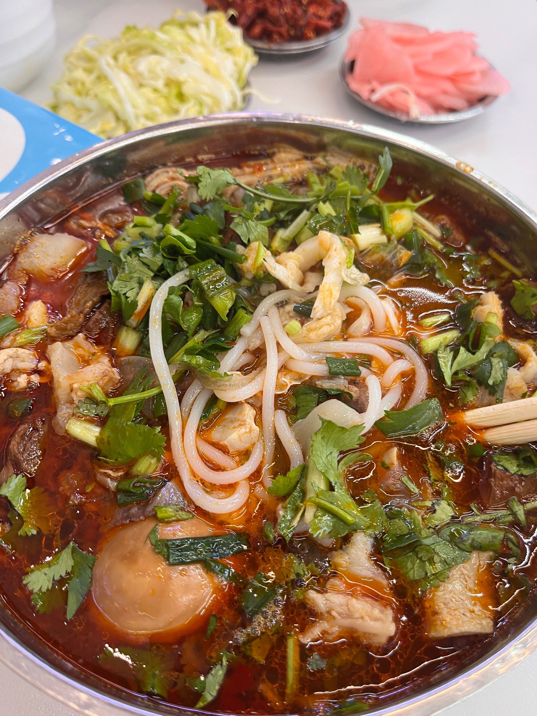 容纳上百个客户用餐,牛肉粉的份量非常多,一碗全家福足够两个女生吃饱