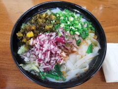 -鸿浩扒猪脚米线