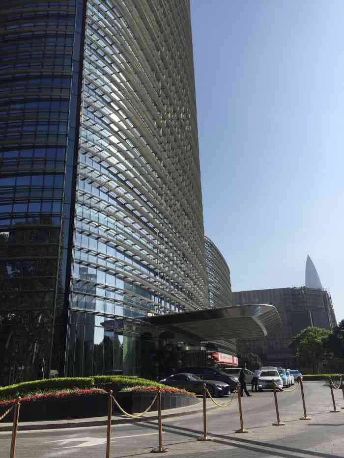 中洲控股中心-b座-"前台和物业超级素质低下,服务行业对待写字.