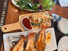-Chom Cafe and Restaurant
