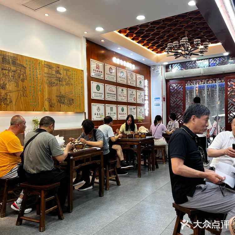 贾三灌汤包，牛肉汤包+八宝粥闭眼入