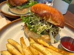 经典手打牛肉堡-龙治汉堡(中华城店)