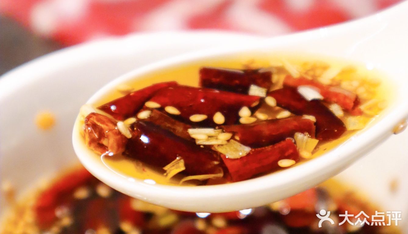 晚上排队超长酱料好评好评!不管是芝麻酱+韭花酱