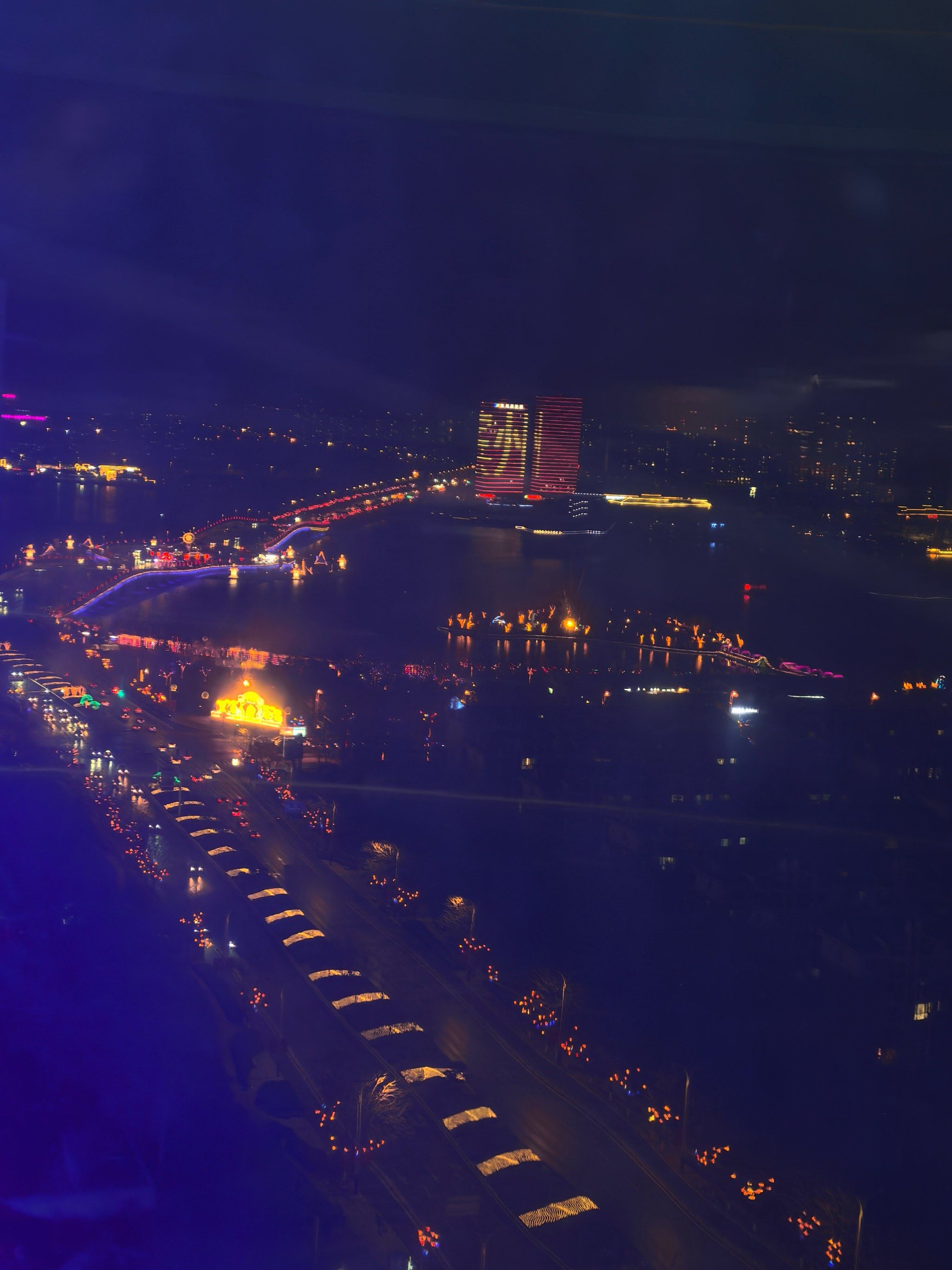 滨州这家店的夜景真的太漂酿啦
可以直观中海夜景灯光秀
没出正月