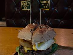 招牌汉堡配薯条-味德西餐音乐酒吧 Wade's Bar&Grill
