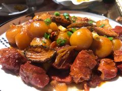 鲍鱼烧肉小土豆-东来菜馆•手抓海鲜家常菜•海鲜锅贴(鸽子窝店)