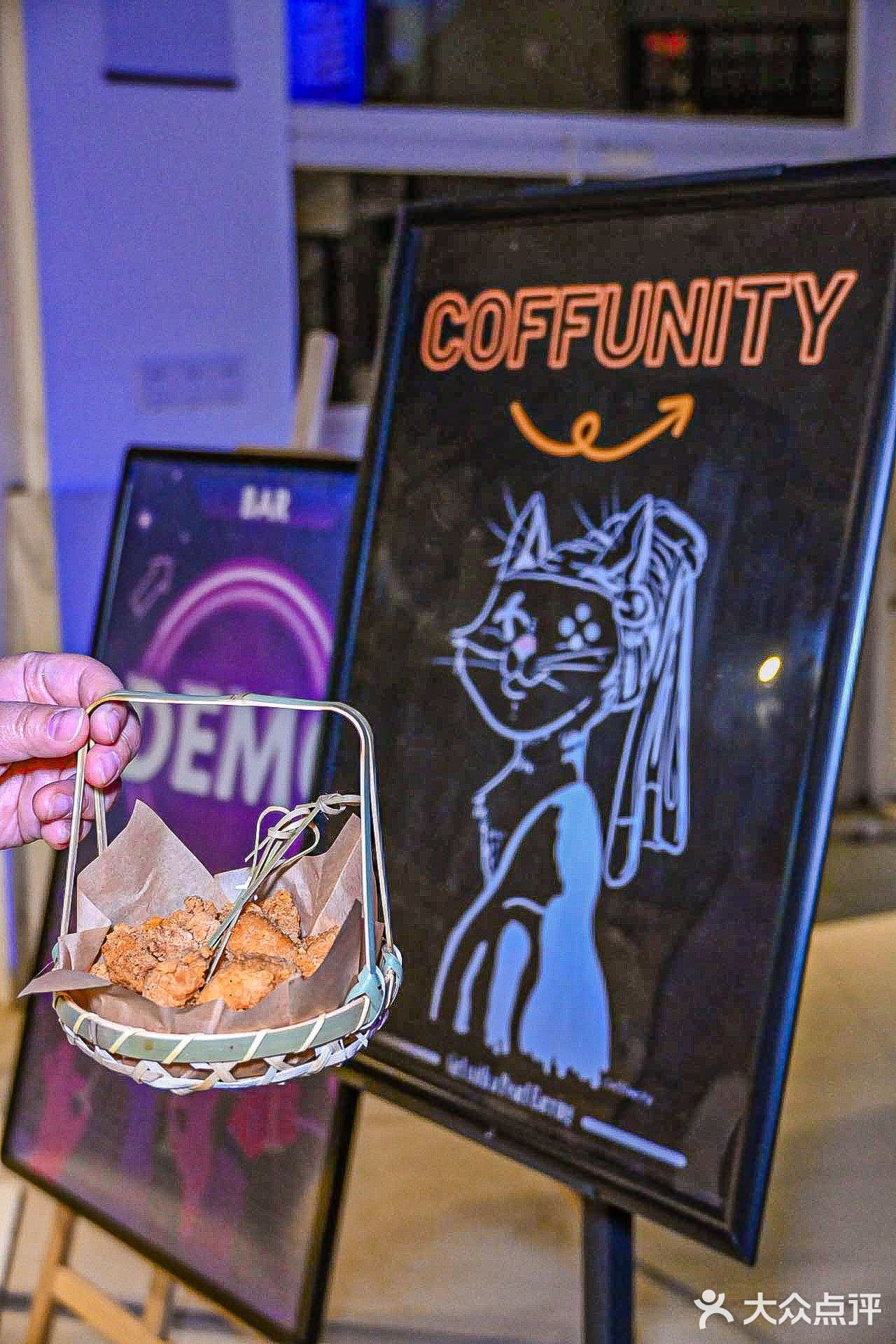 淮海中路上的这家bar，白天是咖啡店，夜晚是酒吧