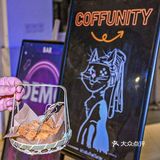淮海中路上的这家bar，白天是咖啡店，夜晚是酒吧