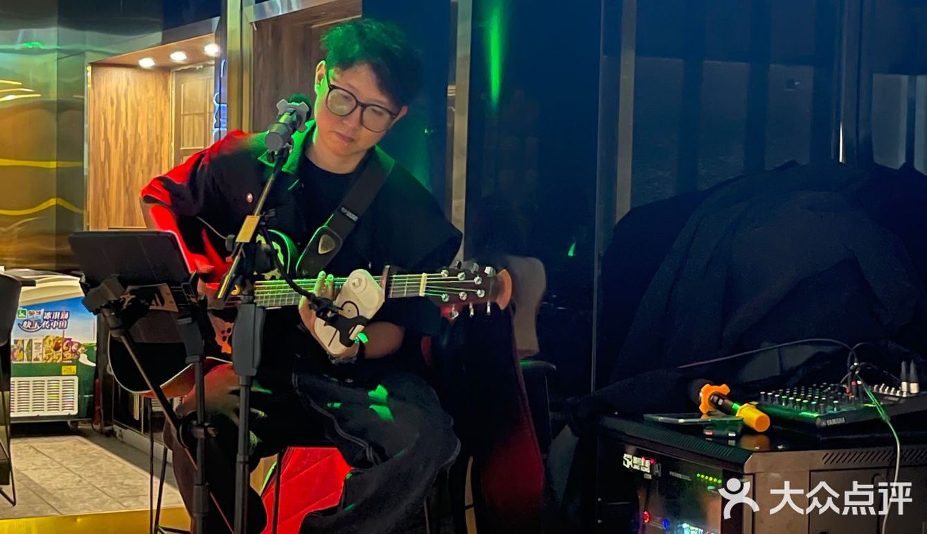 这家宝藏烧鳥威士忌吧居然还有驻唱