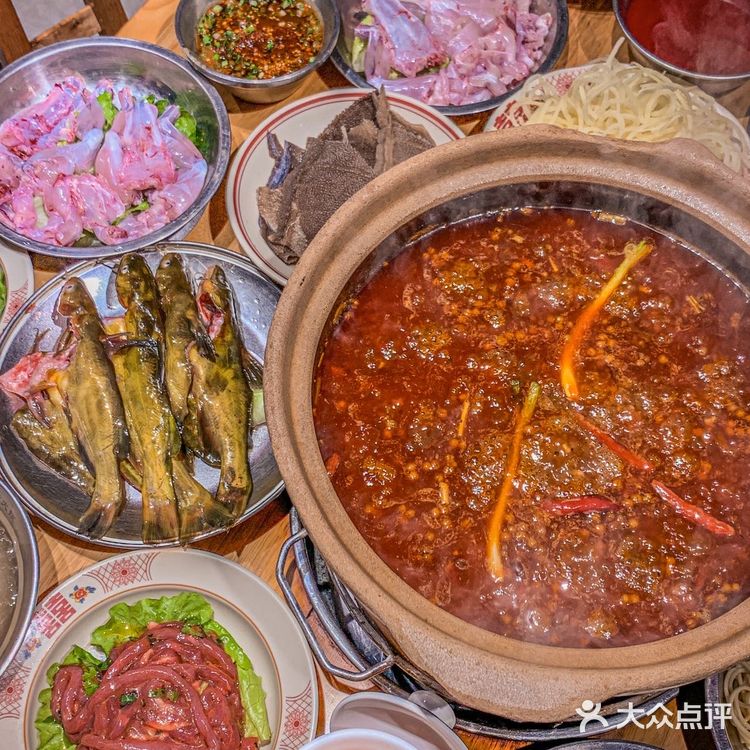 在万松园吃了开春的第一顿炭火老火锅，舒坦极了‼️