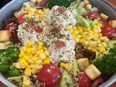 香烤三文鱼藜麦配坚果碎沙拉-魏斯理汉堡(西安沣东吾悦店)