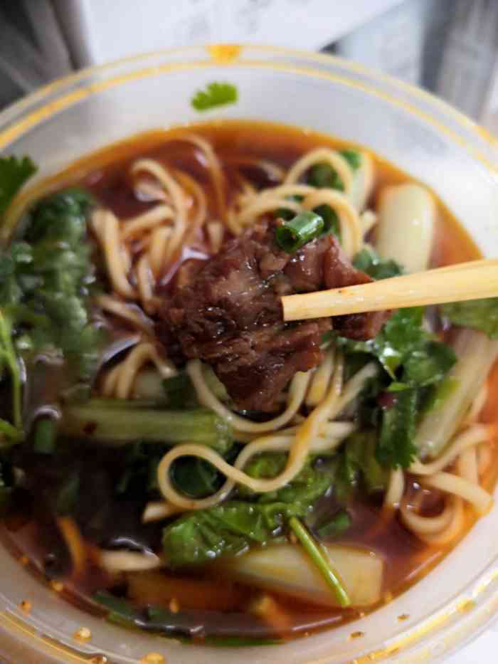 牛肉面10元,打包盒1元,汤不是那么红,味道中上,送餐很快.