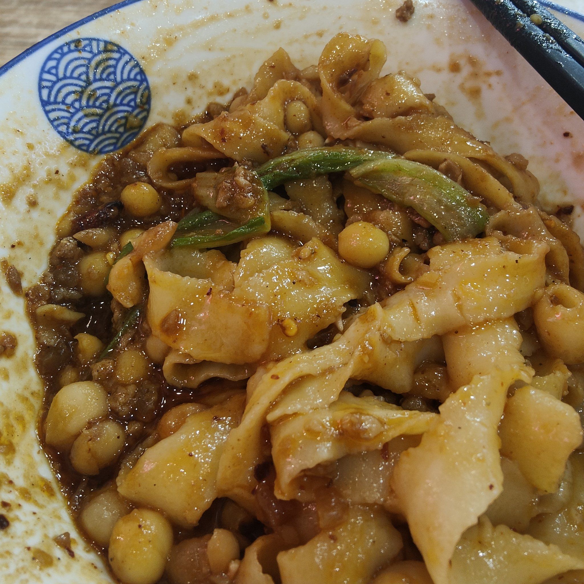 昭觉寺南路地铁口附近的豌杂刀削面