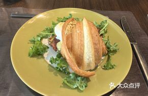 Benedict Egg with Croissant