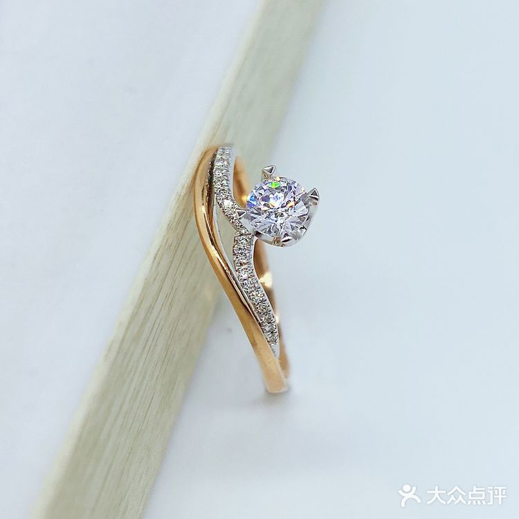 前几天入手了一款blingbling公主风格的钻戒