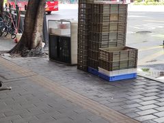 门口装完面包的框堆放处-长乐饼屋(荔湾店)
