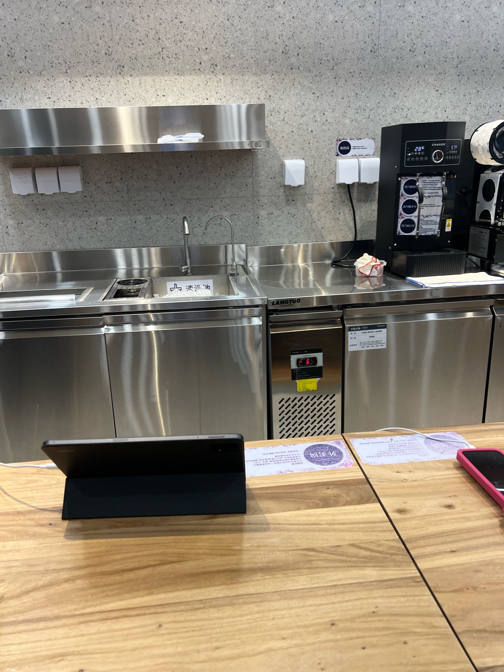 奶茶店的悠闲座位安排